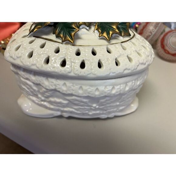 Porcelain Holly and Berries Trinket Box Lidded - Picture 2 of 4